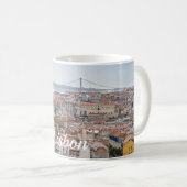 リスボン旧市街と4月25日の橋の景色 コーヒーマグカップ (正面右)