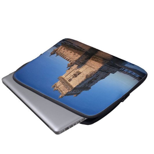 リスボン、ポルトガルのサンセットのベレンの塔 ラップトップスリーブ (正面下部)