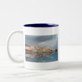 リスボン、ポルトガルの建物の眺めを美化して下さい ツートーンマグカップ (左)