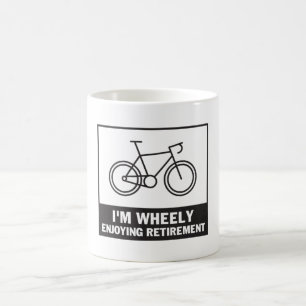 リタイアサイクリングバイクを楽しおもしろいんでいる コーヒーマグカップ