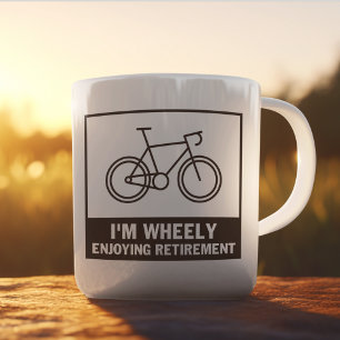 リタイアサイクリングバイクを楽しおもしろいんでいる ツートーンマグカップ