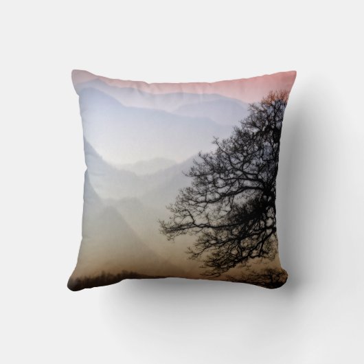 リッジの青いパークウェイからの煙山の日没 クッション (裏面)