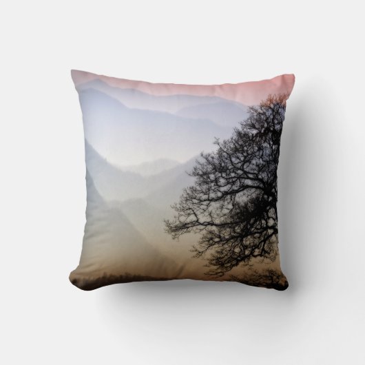 リッジの青いパークウェイからの煙山の日没 クッション (正面)