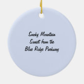 リッジの青いパークウェイからの煙山の日没 セラミックオーナメント (裏面)