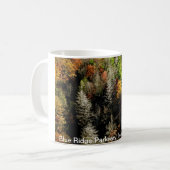 リッジの青いパークウェイ、ノースカロライナ コーヒーマグカップ (正面左)