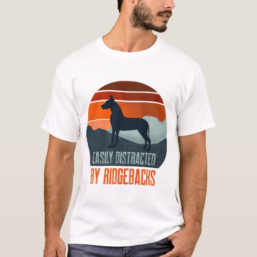 リッジバックに気を取られるのは仕方ない 犬の散歩 Tシャツ (正面)