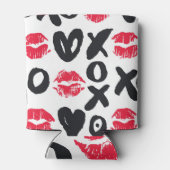 リップスティックキスハートシームレスな背景 缶クーラー (裏面)
