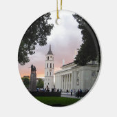 リトアニアのヴィリニュスにあるカテドラル広場 – - セラミックオーナメント (左)