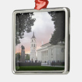 リトアニアのヴィリニュスにあるカテドラル広場 – - メタルオーナメント (左)