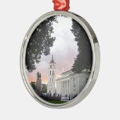 リトアニアのヴィリニュスにあるカテドラル広場 – - メタルオーナメント (左)