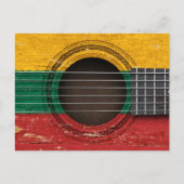 リトアニア国旗を持つオールドアコースティックギター ポストカード (正面)