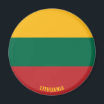 リトアニア国魅力的旗 マグネット<br><div class="desc">リトアニア魅力的国旗が掲げられたリトアニア国旗が掲げられたリトアニア国旗。国名は下部のデザインに微妙に統合されている。文字は「it!」機能を使カスタマイズ用して完全にカスタマイズ可能。この美しいリトアニアの磁石はスタイリッシュあらゆる大事な行事の贈り物だ。© 2022世界の国々</div>