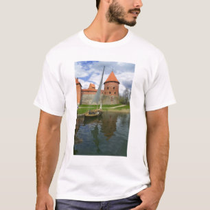 リトアニア、トラカイのガルヴェ湖の島の城 Tシャツ