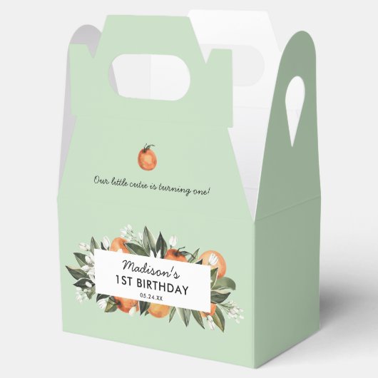 リトルかわいこちゃんが1歳の誕生日のパーティーファを回している フェイバーボックス (オープン)