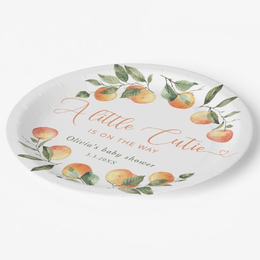 リトルかわいこちゃんは赤ちゃんシャワーの途中にある ペーパープレート (アングル)