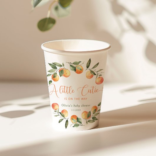 リトルかわいこちゃんは赤ちゃんシャワーの途中にある 紙コップ