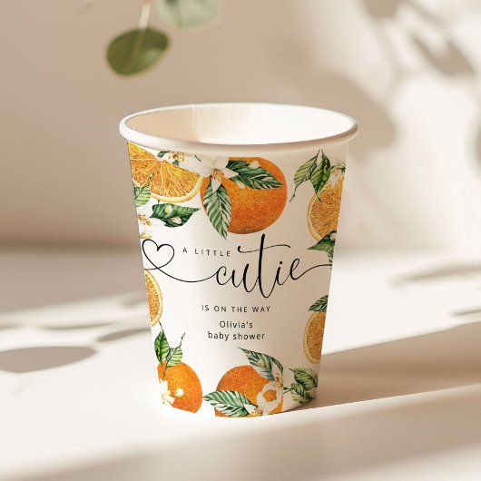 リトルかわいこちゃんは赤ちゃんシャワーの途中にある 紙コップ