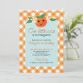 リトルかわいこちゃんオレンジニュートラル誕生日招待状 招待状 (スタンド正面)