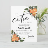 リトルかわいこちゃんオンザウェイシトラスのオレンジ色の赤ちゃんシャワー 招待状 (スタンド正面)