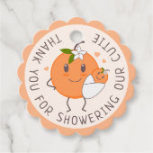 リトルかわいこちゃんオンザウェイ |かわいいオレンジ色の赤ちゃんシャワー フェイバータグ (正面)