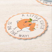 リトルかわいこちゃんオンザウェイ |かわいいオレンジ色の赤ちゃんシャワー ペーパーコースター (アングル)