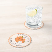 リトルかわいこちゃんオンザウェイ |かわいいオレンジ色の赤ちゃんシャワー ペーパーコースター (インサイチュ)