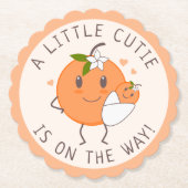 リトルかわいこちゃんオンザウェイ |かわいいオレンジ色の赤ちゃんシャワー ペーパーコースター (正面)