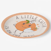 リトルかわいこちゃんオンザウェイ |かわいいオレンジ色の赤ちゃんシャワー ペーパープレート (アングル)
