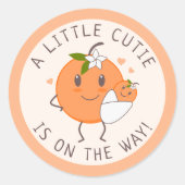リトルかわいこちゃんオンザウェイ |かわいいオレンジ色の赤ちゃんシャワー ラウンドシール (正面)