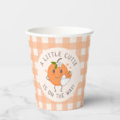 リトルかわいこちゃんオンザウェイ |かわいいオレンジ色の赤ちゃんシャワー 紙コップ (正面)