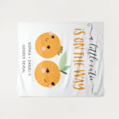 リトルかわいこちゃんシトラス性別リビールバナー タペストリー (正面(横))