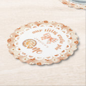 リトルかわいこちゃんパイが1歳の誕生日を回している ペーパーコースター (アングル)