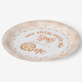 リトルかわいこちゃんパイが1歳の誕生日を回している ペーパープレート (アングル)