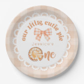 リトルかわいこちゃんパイが1歳の誕生日を回している ペーパープレート (正面)