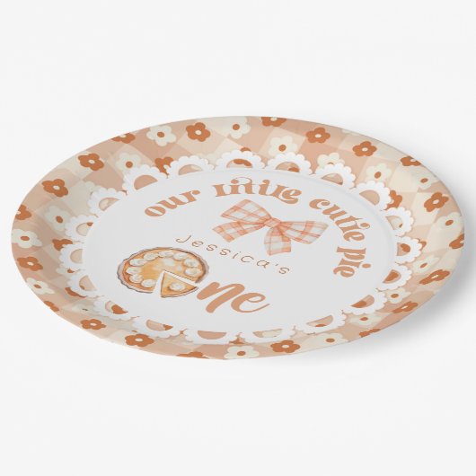 リトルかわいこちゃんパイが1歳の誕生日を回している ペーパープレート (アングル)