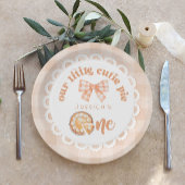 リトルかわいこちゃんパイが1歳の誕生日を回している ペーパープレート