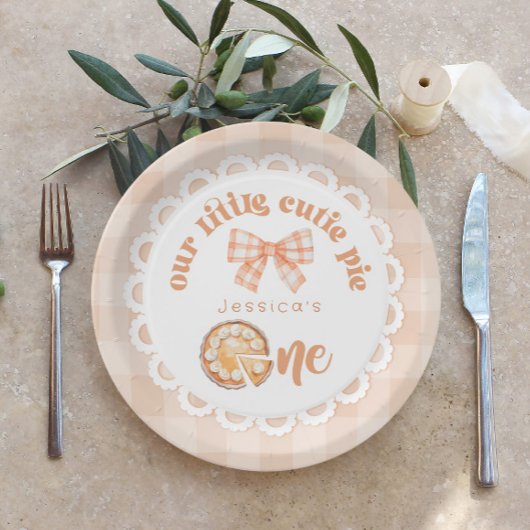 リトルかわいこちゃんパイが1歳の誕生日を回している ペーパープレート