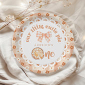 リトルかわいこちゃんパイが1歳の誕生日を回している ペーパープレート