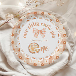 リトルかわいこちゃんパイが1歳の誕生日を回している ペーパープレート