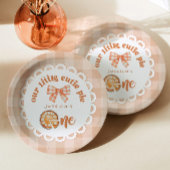 リトルかわいこちゃんパイが1歳の誕生日を回している ペーパープレート