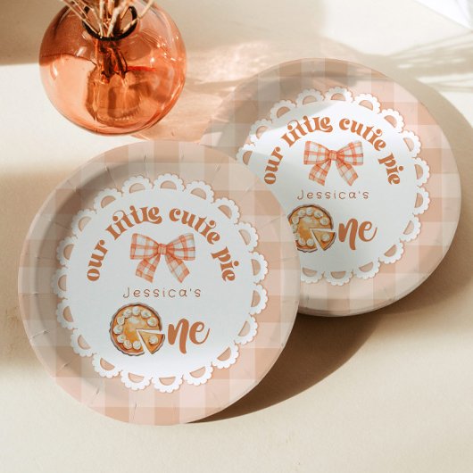 リトルかわいこちゃんパイが1歳の誕生日を回している ペーパープレート