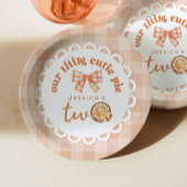 リトルかわいこちゃんパイは2歳の誕生日を回している ペーパープレート