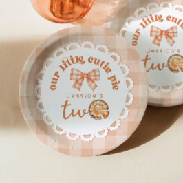 リトルかわいこちゃんパイは2歳の誕生日を回している ペーパープレート