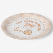 リトルかわいこちゃんパイは2歳の誕生日を回している ペーパープレート (アングル)