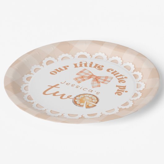 リトルかわいこちゃんパイは2歳の誕生日を回している ペーパープレート (アングル)