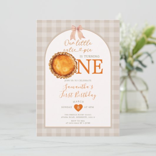 リトルかわいこちゃんパイ秋ベージュギンガムファースト誕生日 招待状 (スタンド正面)