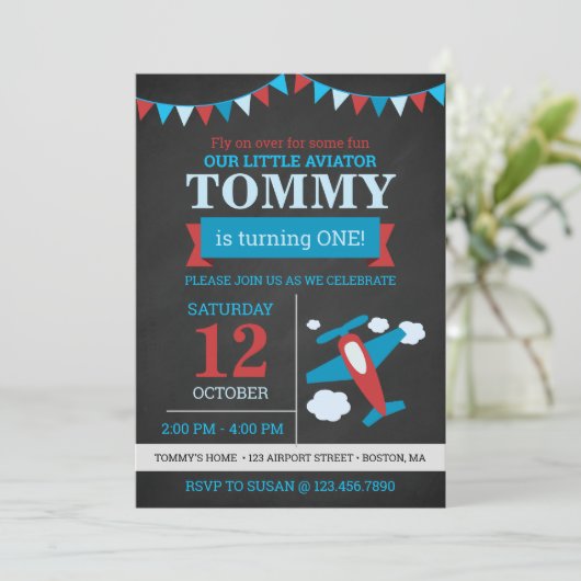 リトルアヴィエーターかわいい飛行機の黒板の誕生日 招待状 (スタンド正面)