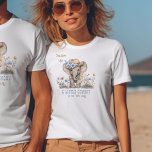 リトルカウボーイボホーエレファントベビー発表 Tシャツ<br><div class="desc">カウボーイハットとワイルドフラワーの多くにベビー象と可愛いボホ自然シャツ。Saddle Up!西スタイルタイポグラフィと柔らかい青と茶色のカラーパレットで小さなカウボーイが途中にある。文房具、ゲーム、シンボルや象徴、シャワーの装飾のための私のボホエレファントベビーシャワーのコレクションを参照してください。</div>