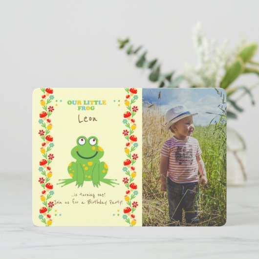 リトルカエルベビーの最初の誕生日パーティーの写真 招待状 (スタンド正面)