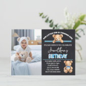 リトルカブターニングワンブルーテディベア誕生日 招待状 (スタンド正面)